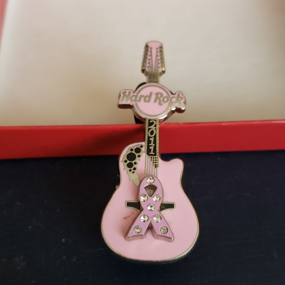 🎀 Vintage Hard Rock Pin 🎸